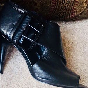 Nine West® Women’s 7M, Black Leather Peep Toe Pump